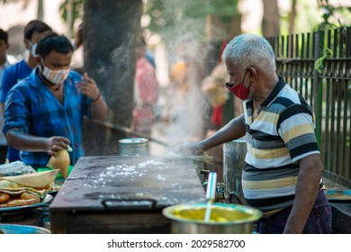 New Delhi, India-Aug 22 2021: A Cook Making Masala Dosa, Cleaning The Pan With Water. Traditional South Indian Snacks, Dosa, Idli, Medu Wada Shop, Road Side Street Food Vendor.