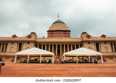 New Delhi, India-July 25 2017: VIP Guest And Ministers Standing Under Shade During The Oath Taking Ceremony Of Ram Nath Kovind As The 14th President Of India. 