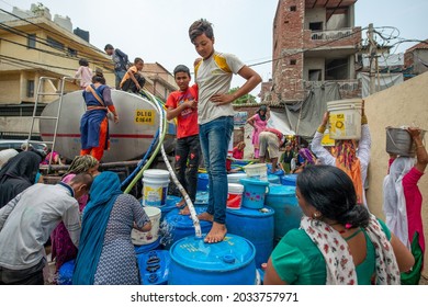 413 Woman filling water pot Images, Stock Photos & Vectors | Shutterstock