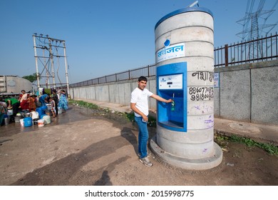 New Delhi, India-March 25, 2014: Man Using Pre Paid Card At Sarvajal Water ATM At Jhuggi Jhopri Colony, New Delhi, The Water ATMs In The Colony Are Operated By A Pre Paid Card. Filling Drinking Water.