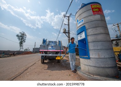 New Delhi, India-March 25, 2014: Worker Filling RO Water In Water ATM At Jhuggi Jhopri Colony, New Delhi, The Water ATMs In The Colony Are Operated By A Pre Paid Card.