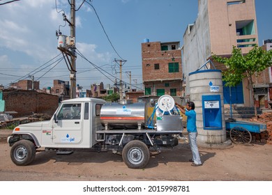 New Delhi, India-March 25, 2014: Worker Filling RO Water In Water ATM At Jhuggi Jhopri Colony, New Delhi, The Water ATMs In The Colony Are Operated By A Pre Paid Card.