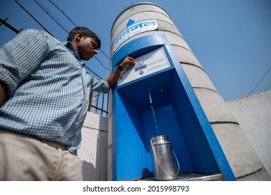 New Delhi, India-March 25, 2014: Man Using Pre Paid Card At Sarvajal Water ATM At Jhuggi Jhopri Colony, New Delhi, The Water ATMs In The Colony Are Operated By A Pre Paid Card. Filling Drinking Water.