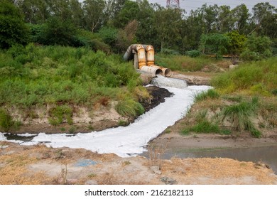 2,765 Polluting rivers in india Images, Stock Photos & Vectors ...