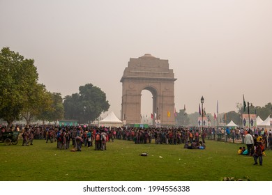 New Delhi, India-September 30 2019: School Student In Uniform Visiting India Gate, Famous Landmark And Picnic Spot In Delhi. Large Crowd At India Gate.