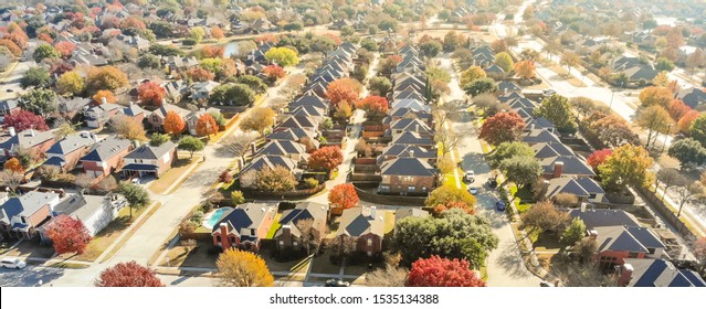 New Development Neighborhood Near Dallas, Texas With Colorful Orange Autumn Leaves. Row Of Two Story Single Family Dwelling With Large Backyard, Swimming Pool, Attached Garage And Wooden Fence Garden