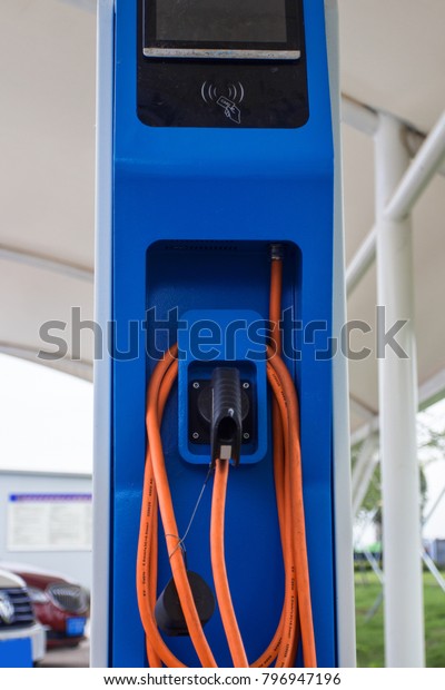 New energy vehicle charging\
stations, several vehicles at the electric vehicle charging\
station.