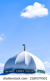 New Entertainment Tent At A Meadow - Photo