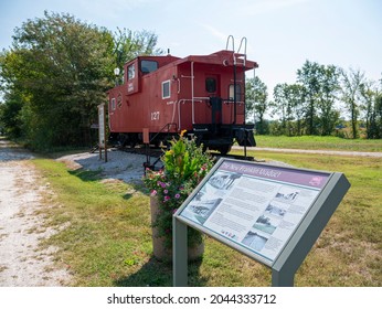 New Franklin, MO United States Of America - September 13th, 2021 : View Of Katy Caboose Located At The New Franklin Trail Head On The Katy Trail, With Informational Signage In Front.