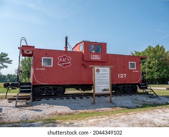 New Franklin, MO United States Of America - September 13th, 2021 : Katy Caboose #127, Parked On The Katy Trail At The New Franklin Stop.  Historical Markers With Information On Converted Railway.