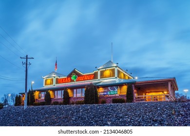 New Hartford, New York - Mar 7, 2022: Night View Of Texas Roadhouse Restaurant Exterior, Texas Roadhouse Is A Chain Restaurant Offering Western Theme Steak Meals At Over 450 Locations.