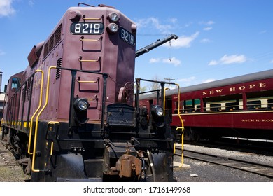 New Hope, PA / USA - April 26, 2020: The New Hope And Ivyland Railroad Runs Vintage Passengers Cars And Locomotives For It Family Excursion Service Along The Delaware River In Scenic Bucks County, PA.