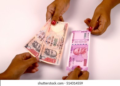 New Indian Currency Publish On 2016, Holding Currency Notes In Women Hand, Exchange The Old Currency By New Currency Notes. New Currency 2000 Rupee Note