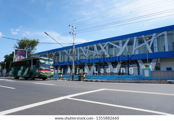 the new look of the bus terminal anjuk ladang in\
Nganjuk after undergoing renovation (nganjuk, 31 March 2019)       \
                   
