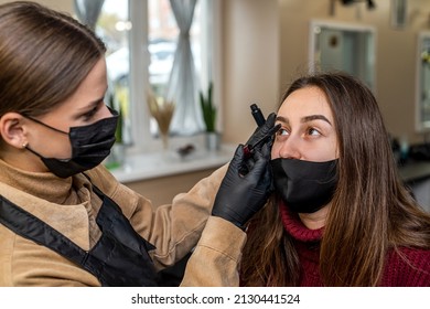 A New Make-up Artist Invited A Young Client In A Special Mask For Make-up During A Pandemic. The Concept Of Salons During A Pandemic