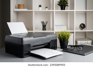 Nueva impresora moderna y portátil en la oficina sobre la mesa