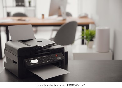 Nueva impresora moderna sobre la mesa en la oficina. Espacio para texto
