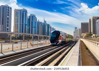 Nuevo tranvía moderno en Dubai, Emiratos Árabes Unidos