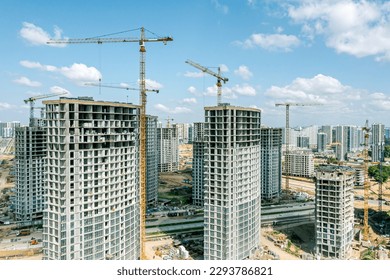 nuevos edificios de apartamentos de varios pisos en construcción con grúas en construcción. foto aérea de drones.