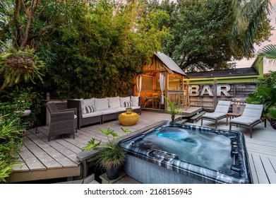 New Orleans Garden With Hot Tub