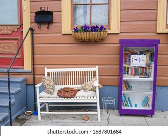 NEW ORLEANS, LA - FEBRUARY 21, 2015: A Little Free Library In Front Of House In New Orleans Neighborhood