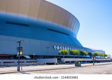 NEW ORLEANS, LA, USA - APRIL 3, 2022: Caesar's Superdome With Parking Lot And Smoothie King Center In Background