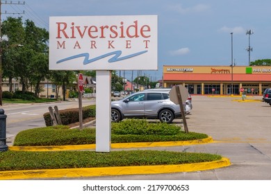 NEW ORLEANS, LA, USA - JULY 10, 2022: Riverside Market Sign At Tchoupitoulas Street Entrance To The Strip Mall In Uptown Neighborhood 