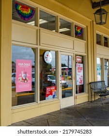 NEW ORLEANS, LA, USA - JULY 10, 2022: Front Of Smoothie King Shop In Riverside Market Strip Mall In Uptown Neighborhood