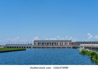 NEW ORLEANS, LA, USA - JULY 17, 2022: Pump Station 6 At The Confluence Of The 17th Street Canal And Lake Pontchartrain And The Orleans-Jefferson Parish Boundary