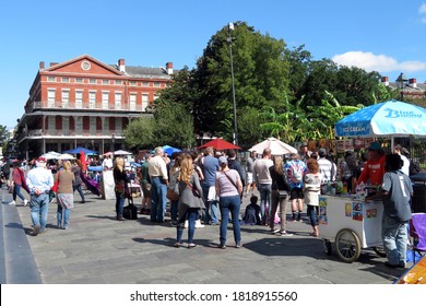 New Orleans, LA / USA - October 27, 2019: People Gather To Watch A Street Performer Next To Jackson Square In The French Quarter Of New Orleans.