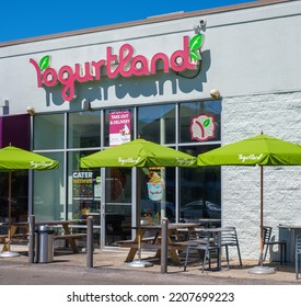 NEW ORLEANS, LA, USA - SEPTEMBER 27, 2022: Front Entrance Of Yogurtland In A Strip Mall On Prytania Street