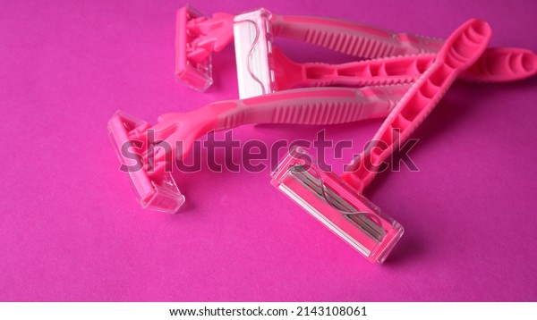 New pink disposable razors for safe\
shaving of female skin.Razor for smooth shaving. Sharp razors for\
personal hygienic routine. selective\
focus.\
