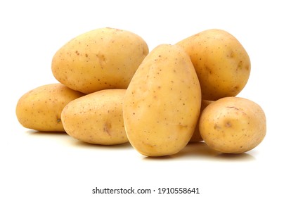 Новый картофель, изолированный на белом фоне крупным планом 