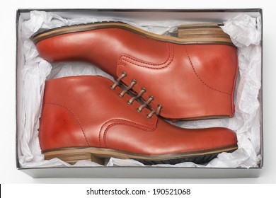 neue rote Schuhe in Schachtel mit Umhüllungspapier