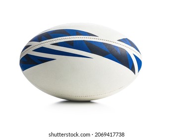 Nueva bola de rugby aislada en fondo blanco.