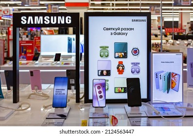 New Samsung Galaxy Mobile Smartphones Is Shown With Smartphone Samsung Galaxy S 21 Ultra 5G On Retail Display With Brand Logo In Electronic Store. Minsk, Belarus - February 16, 2022