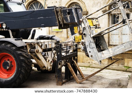 New self propelled lifting platform outside