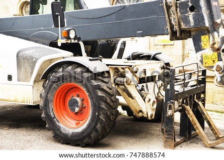 New self propelled lifting platform outside
