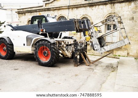 New self propelled lifting platform outside