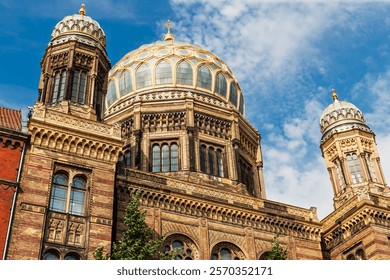 Sinagoga Nueva de Berlín - Centrum Judaicum. Torres y cúpula dorada de la sinagoga judía reconstruida, después de la destrucción en la Segunda Guerra Mundial.