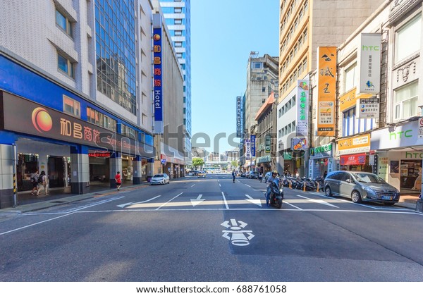 New Taipei City, TAIWAN - APRIL 29, 2017: Street\
view in Taipei, Taiwan. There is motorcycle stop back the white\
line at intersection and most popular transport in Taiwan. New\
Taipei City, Taiwan
