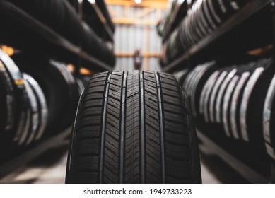 Se coloca un neumático nuevo en la cremallera de almacenamiento del neumático en el taller del automóvil. Estar preparados para vehículos que necesiten cambiar neumáticos.