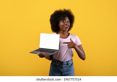 2,047 Girl displaying laptop with blank black screen Images, Stock ...