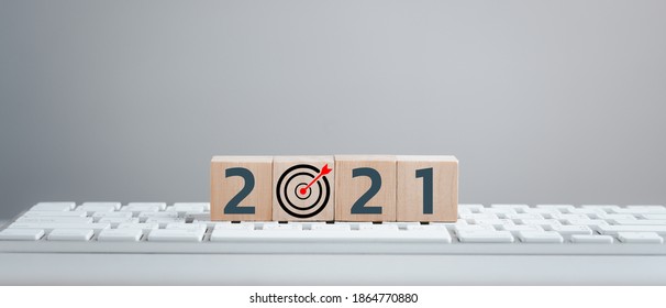 New Year 2021 And Goal Target Plan, Wood Cubes With New Year 2021 And Goal Or Target Icon. Concept Of New Year Business Goals And Vision.