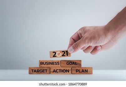 New Year 2021 And Goal Target Plan, Wood Cubes With New Year 2021 And Goal Or Target Icon. Concept Of New Year Business Goals And Vision.