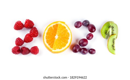 Neues Jahr 2021 aus Früchten auf weißem Hintergrund. Gesunde Lebensmittel