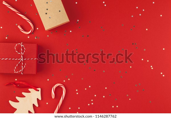 新年のクリスマスは リボンフラットなトップビュー クリスマスホリデー19年の祝日 に包まれた手作りのギフトボックス 赤い金色のきらめきの背景にコピースペースを提供します テンプレートのモックアップグリーティングカードのテキストデザイン の写真素材 今すぐ