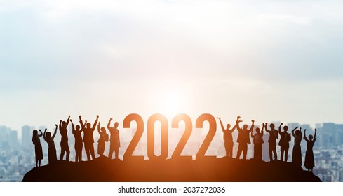 Neujahrskonzept 2022. Fröhliche Gruppe von Menschen. Neue Jahreskarte.