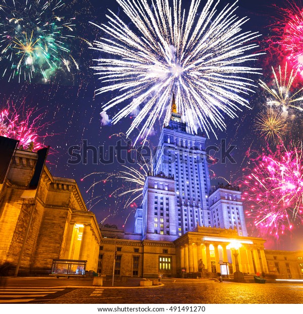 ポーランドのワルシャワでの新年の花火大会 の写真素材 今すぐ編集