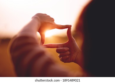 Neues Jahr Planung und Vision Konzept, Nahaufnahme von Frauen Hand Geste mit Sonnenuntergang, Frauen fangen den Sonnenaufgang. Kopienraum.